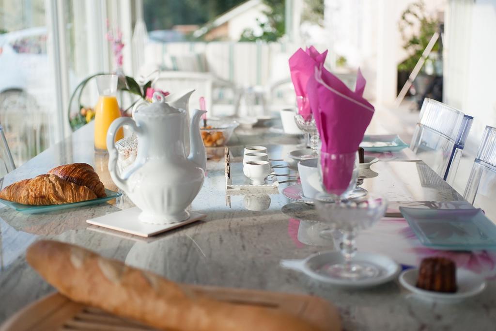 Les Raisins Du Bonheur Bed & Breakfast Puisseguin Room photo